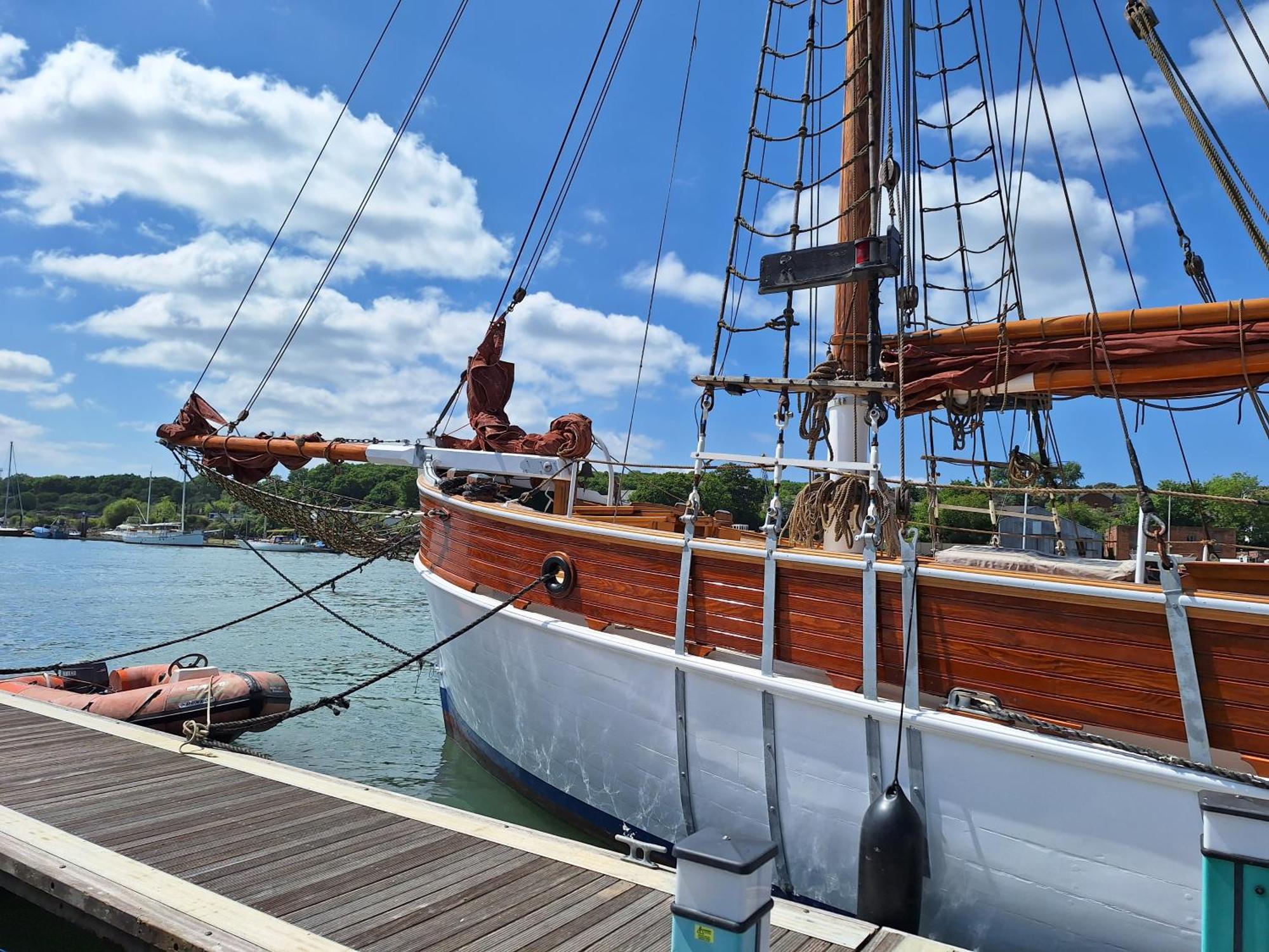 Hotel Historic Wooden Ship 'MFV119' East Cowes Exterior foto
